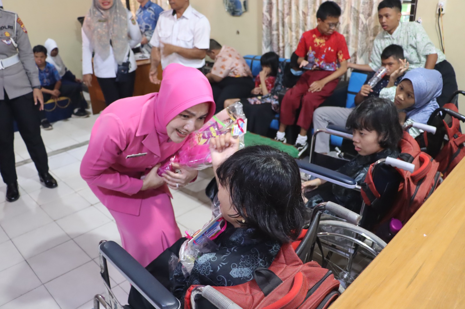 Hari Lalu Lintas Bhayangkara ke-69. Ditlantas Polda Kalteng Beri Bantuan Sosial di SLB Negeri 1 Palangka Raya