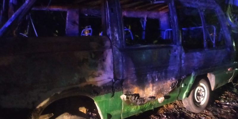 Diduga Konslet Saat Diperbaiki, Sebuah Mobil Suzuki Carry Terbakar