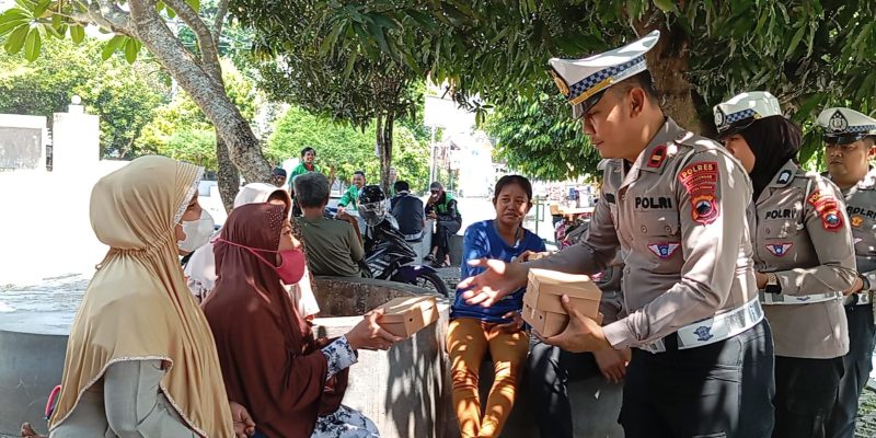 Jumat Berkah Satlantas Polres Pekalongan Bagikan 100 Paket Makan Siang Untuk Masyarakat Membutuhkan