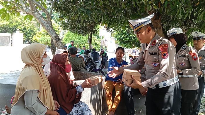 Jumat Berkah Satlantas Polres Pekalongan Bagikan 100 Paket Makan Siang Untuk Masyarakat Membutuhkan
