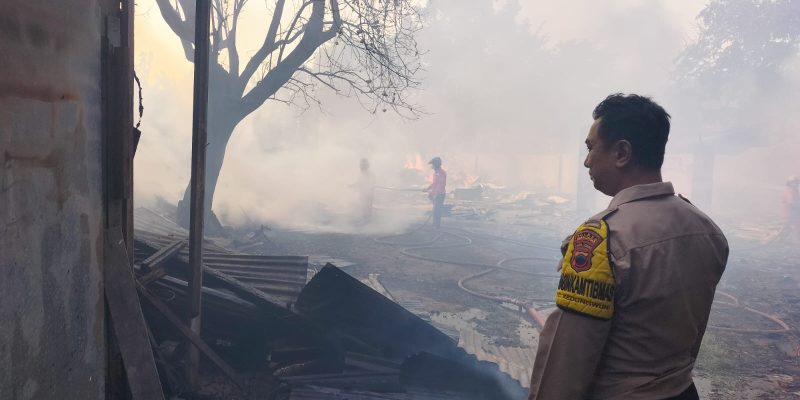 Akibat Konsleting Listrik, Rumah Produksi Mebel di Pekalongan Terbakar