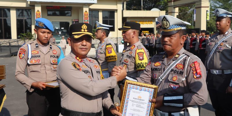 Apresiasi Kinerja, Kapolres Kotim Beri Penghargaan Personel Berprestasi