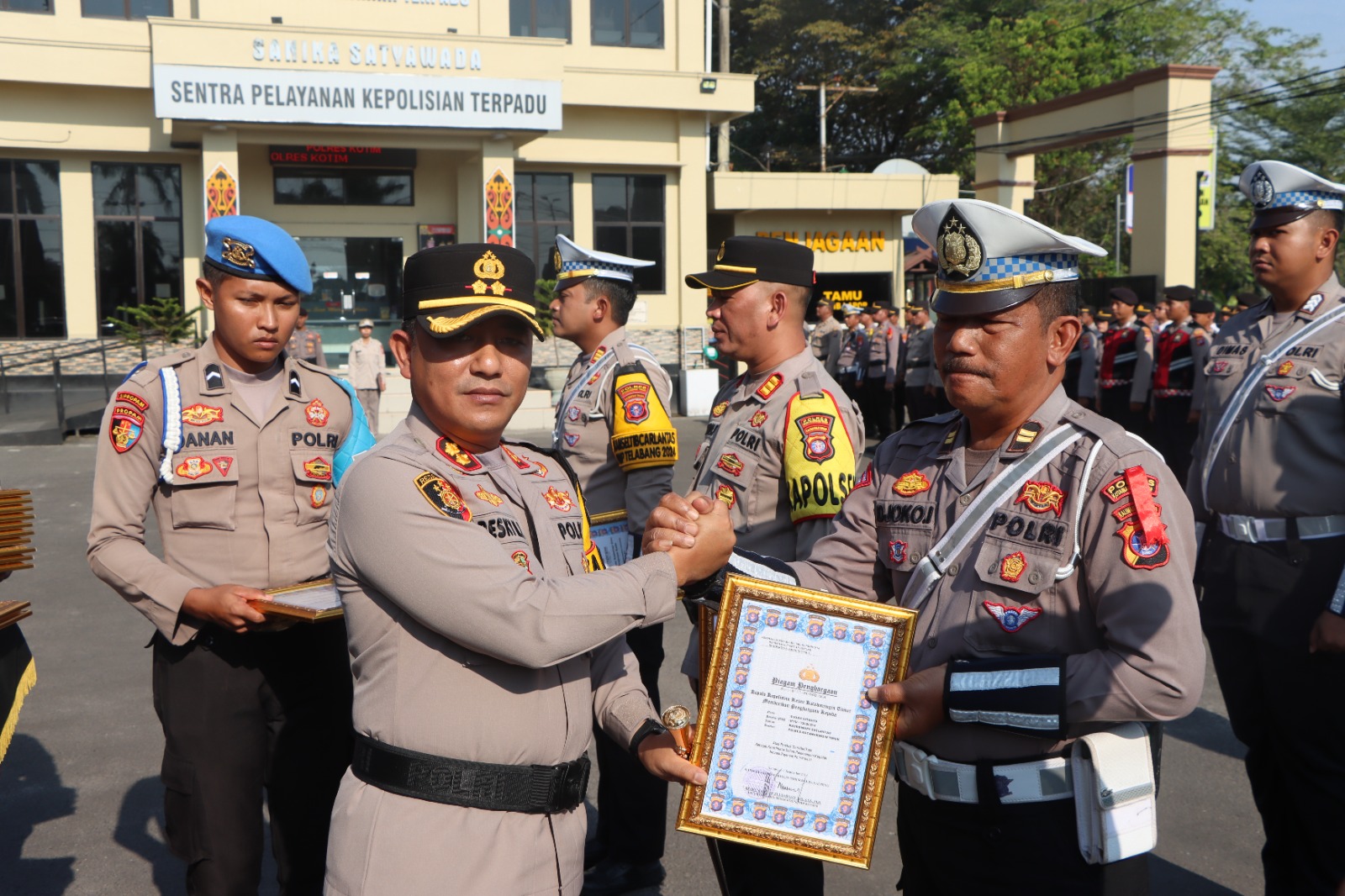 Apresiasi Kinerja, Kapolres Kotim Beri Penghargaan Personel Berprestasi
