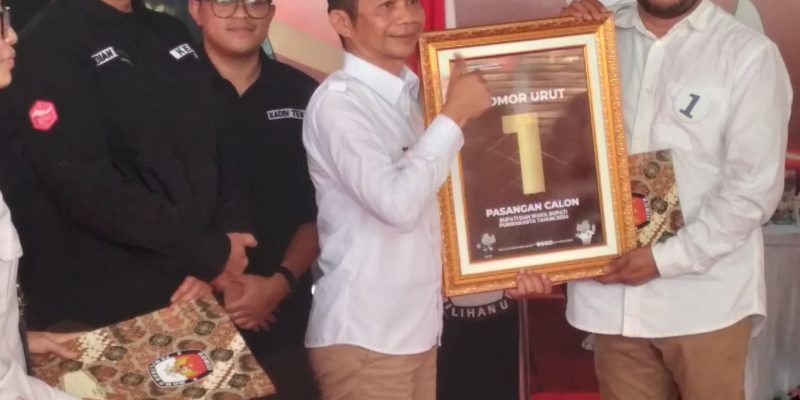 Rapat Pleno Terbuka Penetapan dan Pengundian Nomor Urut (1) Di Raih Oleh Paslon Bupati Dan Wakilnya Saepul Bahri Binzein Dan Abang Ijo Hapidin  Tahun 2024.