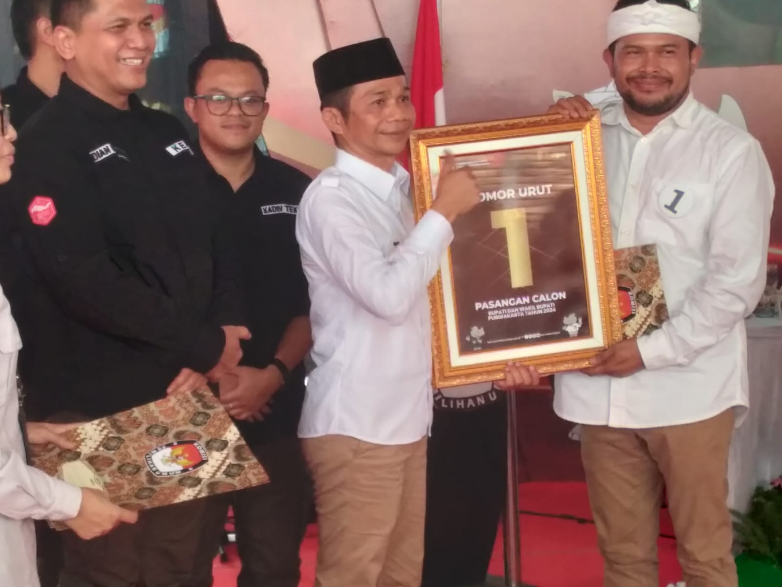 Rapat Pleno Terbuka Penetapan dan Pengundian Nomor Urut (1) Di Raih Oleh Paslon Bupati Dan Wakilnya Saepul Bahri Binzein Dan Abang Ijo Hapidin  Tahun 2024.