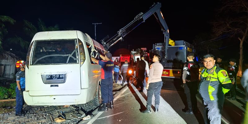 Ditsamapta Polda Kalteng Bantu Evakuasi Kecelakaan Minibus di Palangka Raya