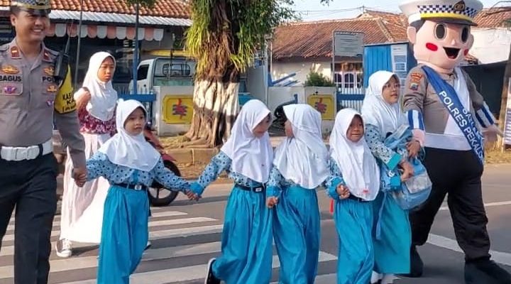 Badut Zebra Polantas Pekalongan Bantu Atur Lalu Lintas Disambut Antusias Anak-Anak Sekolah