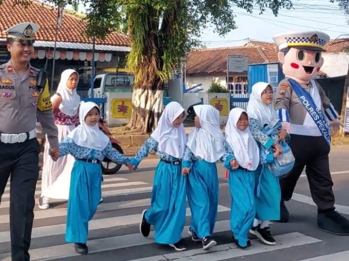 Badut Zebra Polantas Pekalongan Bantu Atur Lalu Lintas Disambut Antusias Anak-Anak Sekolah