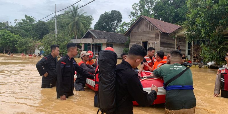 SAR Brimob Kalteng Evakuasi Masyarakat Di Beberapa Desa Di Kabupaten Murung Raya Terdampak Banjir