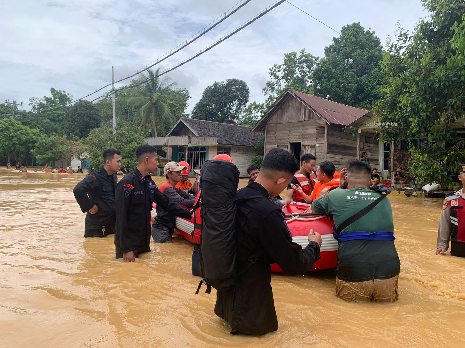 SAR Brimob Kalteng Evakuasi Masyarakat Di Beberapa Desa Di Kabupaten Murung Raya Terdampak Banjir