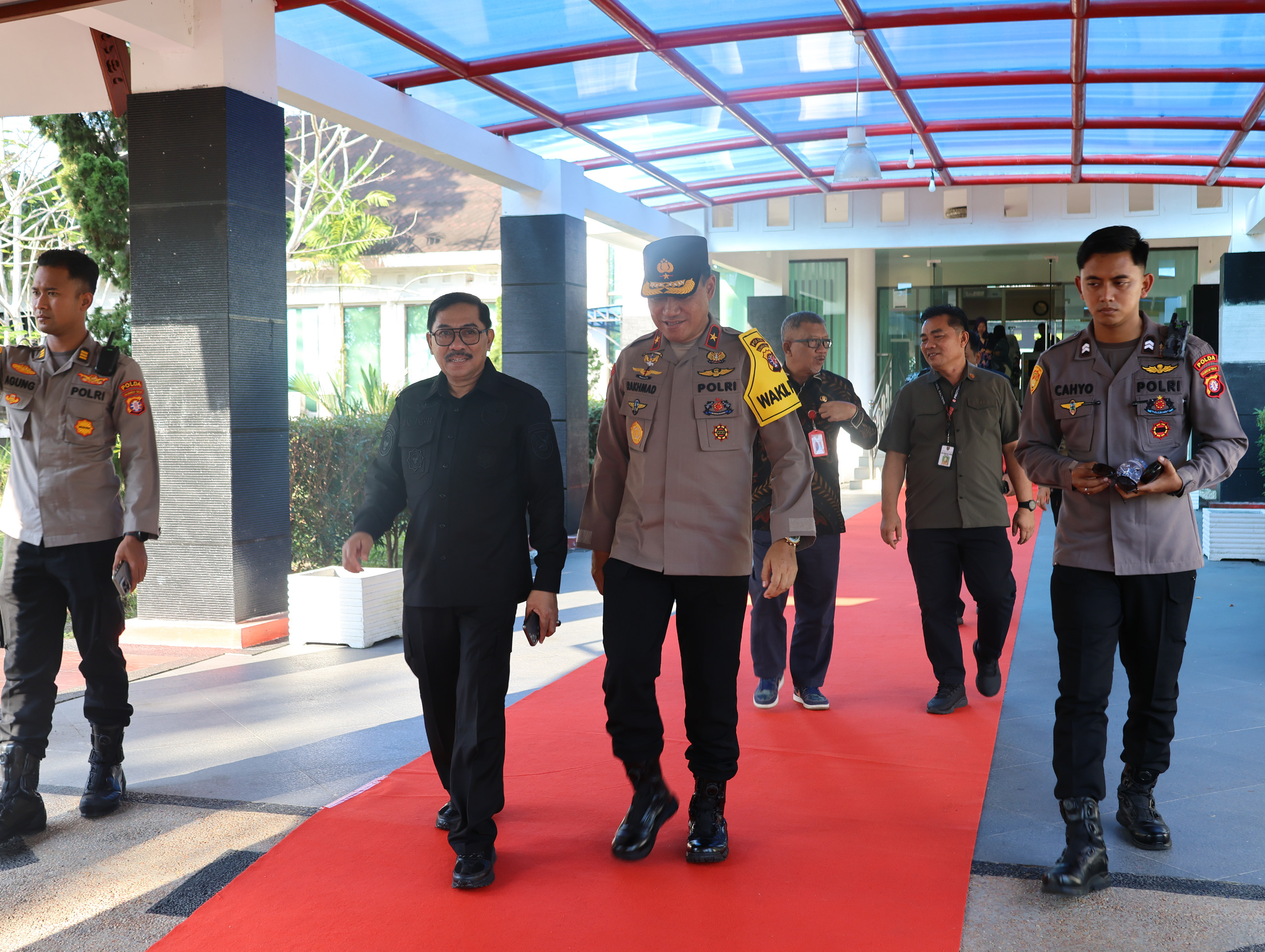 Wakapolda Bersama Kajati dan Danrem Sambut Kedatangan Menteri Pertanian RI di Bandara Tjilik Riwut