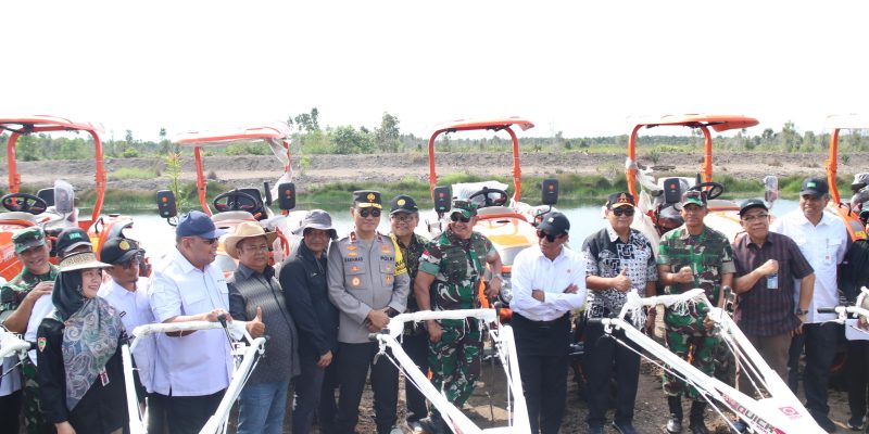 Wakapolda  dan Pangdam XII Tanjungpura Dampingi Mentan RI Tinjau Lahan dan Cetak Sawah di Kapuas