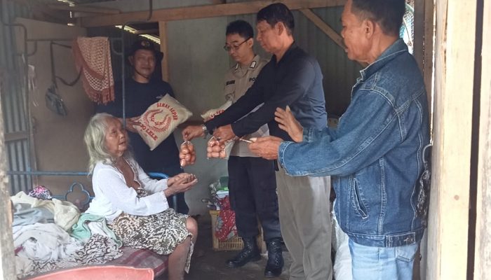 Polsek Sragi Berikan Bantuan Sembako, Kapolsek : Bentuk Kepedulian Polri kepada Warga Yang Membutuhkan