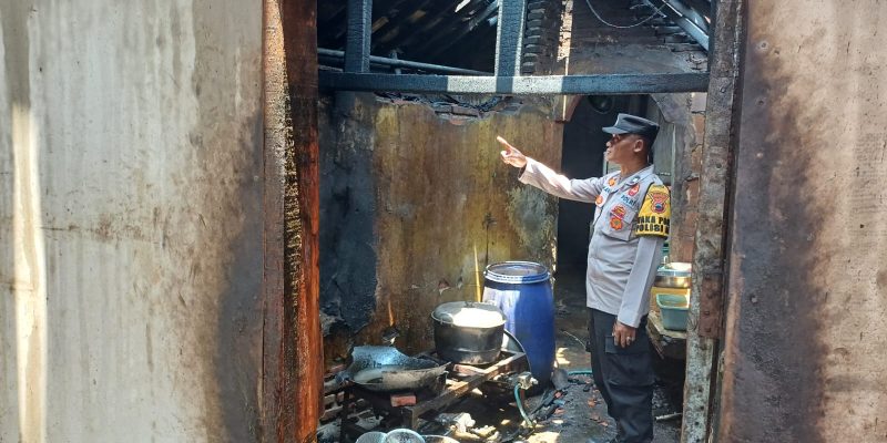 Lupa Matikan Tungku Perapian, Warung Makan di Bojong Pekalongan Terbakar