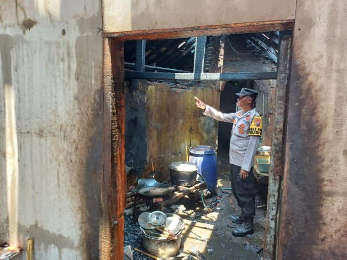 Lupa Matikan Tungku Perapian, Warung Makan di Bojong Pekalongan Terbakar