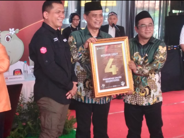 Rapat Pleno Terbuka Penetapan dan Pengundian Nomor Urut (4) Di Raih Oleh H.ir.Zaenal Arifin Dan H.Sona Maulida Roemardie Tahun 2024.