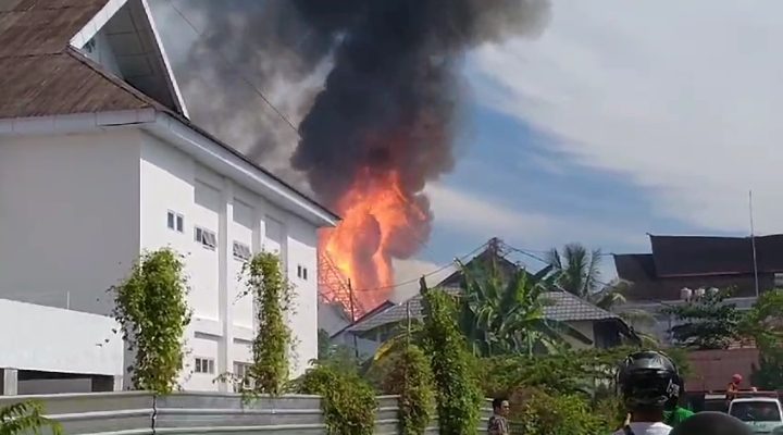 Gereja Maranatha Dan  SMP Kristen Hangus Di Lalap Si Jago Merah