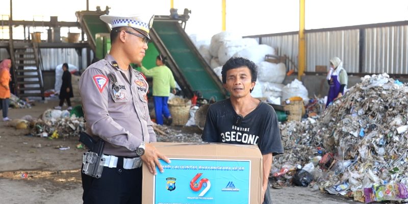 Satlantas Polres Gresik Gelar Rangkaian Bakti Sosial Menyambut HUT Lalu Lintas Bhayangkara ke-69