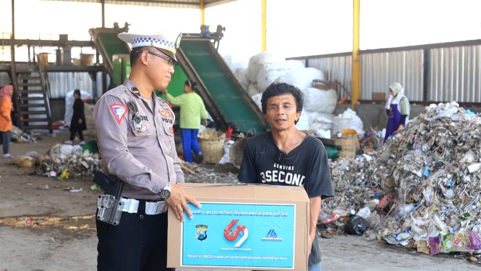 Satlantas Polres Gresik Gelar Rangkaian Bakti Sosial Menyambut HUT Lalu Lintas Bhayangkara ke-69