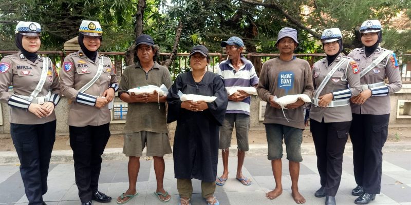 Jumat Berkah “Peduli Wong Cilik”, Kini Polwan Ditlantas Polda Jatim