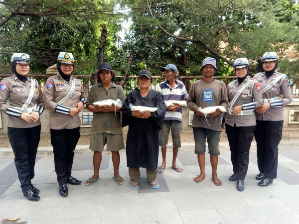 Jumat Berkah “Peduli Wong Cilik”, Kini Polwan Ditlantas Polda Jatim