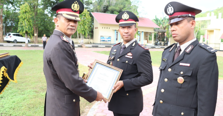 Kapolres Buton Berikan Piagam Penghargaan Ke 5 Personel Polres Buton Yang Berprestasi