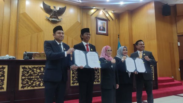Adi Sutarwijono Kembali Menjabat Ketua DPRD Kota Surabaya