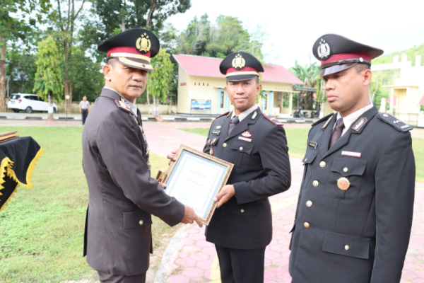 Kapolres Buton Berikan Piagam Penghargaan Ke 5 Personel Polres Buton Yang Berprestasi