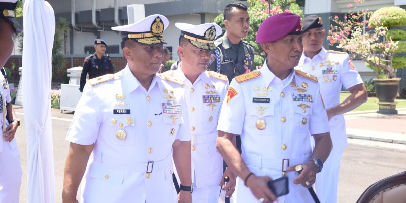 Danlantamal VI Makassar Hadiri Sertijab Danguskamla Koarmada II, Danlantamal V Dan Dansat Kapal Amfibi Koarmada II Di Surabaya