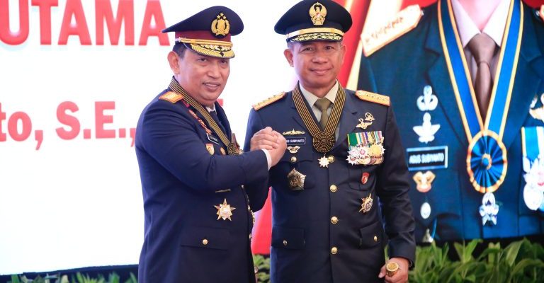 Pemberian Tanda Kehormatan Bintang Bhayangkara Utama (BBU) Wujud Komitmen Kokohnya Sinergisitas TNI-Polri