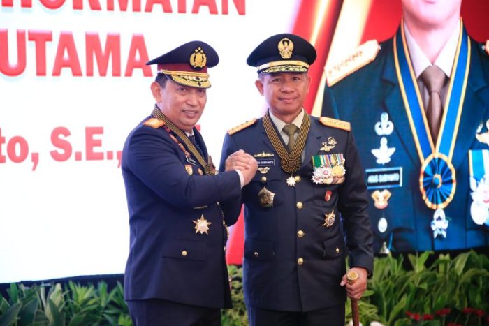 Pemberian Tanda Kehormatan Bintang Bhayangkara Utama (BBU) Wujud Komitmen Kokohnya Sinergisitas TNI-Polri