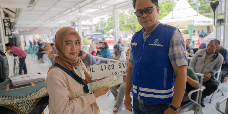 Inovasi Samsat Surabaya Barat, Petugas Rompi Biru “TANYA KAMI”