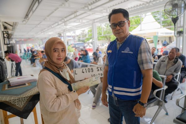 Inovasi Samsat Surabaya Barat, Petugas Rompi Biru “TANYA KAMI”