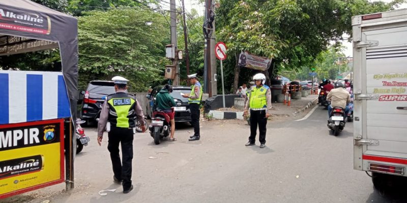 Operasi Zebra Semeru 2024, Polsek Semampir Gelar Patuh Berlalin di Jalan Sultan Iskandar Muda Surabaya
