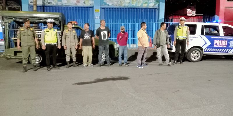 Antisipasi Kejahatan Malam dan Tawuran, Polsek Semampir Polres Pelabuhan Tanjung Perak Senergi Dengan Satpol PP