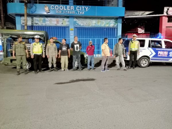 Antisipasi Kejahatan Malam dan Tawuran, Polsek Semampir Polres Pelabuhan Tanjung Perak Senergi Dengan Satpol PP