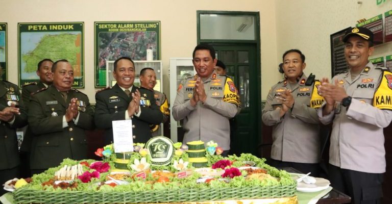 Polres Bangkalan Gruduk Markas TNI Berikan Ucapan