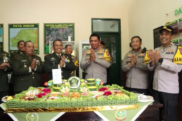 Polres Bangkalan Gruduk Markas TNI Berikan Ucapan