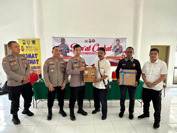 Polrestabes Surabaya Gelar Jum’at Curhat dan Bansos: Upaya Dukung Nusantara Cooling System Jelang Pilkada 2024