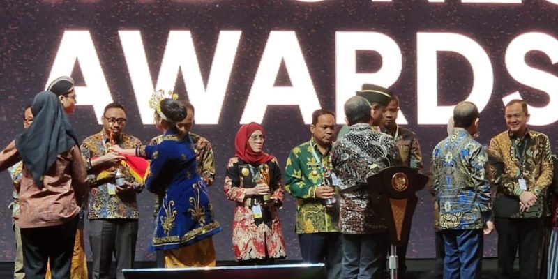 Wapres Berikan Penghargaan Predikat Terbaik Pembangunan Berkelanjutan ke Kota Surabaya