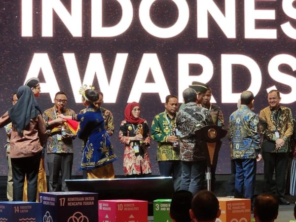 Wapres Berikan Penghargaan Predikat Terbaik Pembangunan Berkelanjutan ke Kota Surabaya