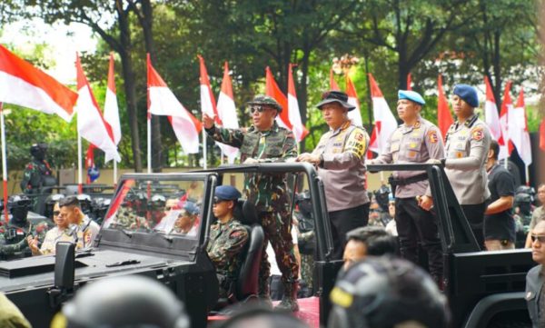 Kapolri Cek Gladi Bersih Apel Gelar Pasukan Pengamanan Pengambilan Sumpah Presiden dan Wapres RI