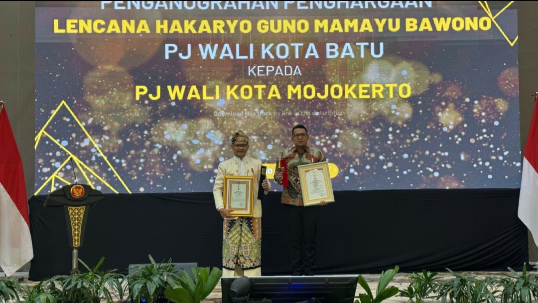 Perkuat Sinergi dengan Pemkot Batu, Pj Wali Kota Terima Tanda Jasa Hakaryo Guno Mamayu Bawono