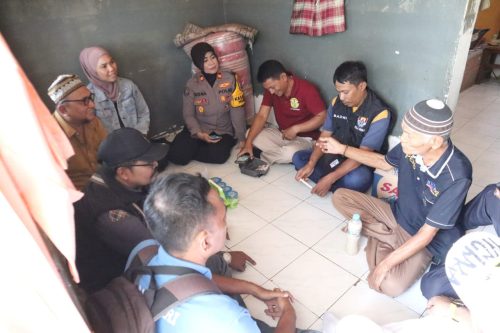 HUT Humas Polri ke 73 Tahun, Kasi Humas Beserta Pokja Polres Bangkalan Anjangsana ke Rekan Media Yang Lagi Sakit