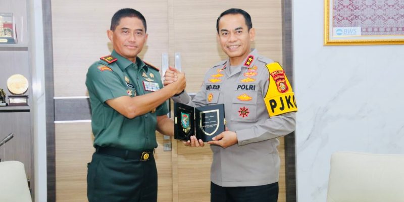 Kapolda Sumsel Irjen Andi Rian R Djajadi Disambut Hangat Rekan Seangkatan, Sepakat Kuatkan Sinergitas TNI Polri