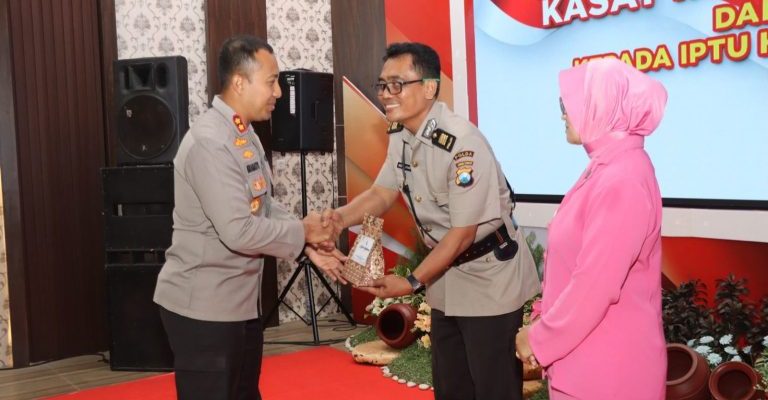 Sertijab Kasatintelkam Polres Kediri Kota: Upacara Khidmat dengan Penandatanganan Pakta Integritas