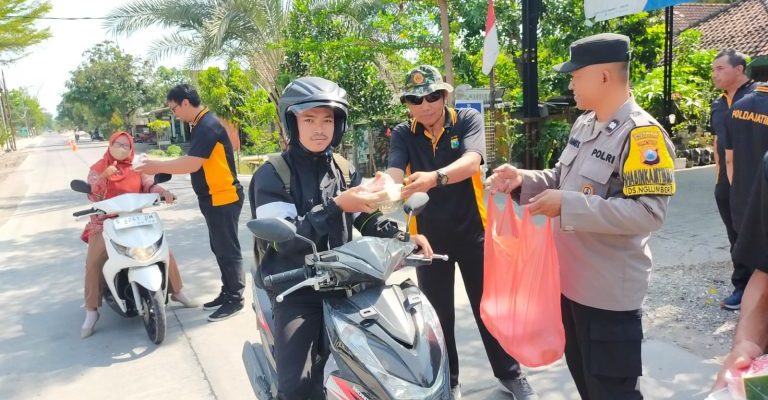 Jumat Berkah, Polsek Kepohbaru Bagikan Nasi Bungkus kepada Warga