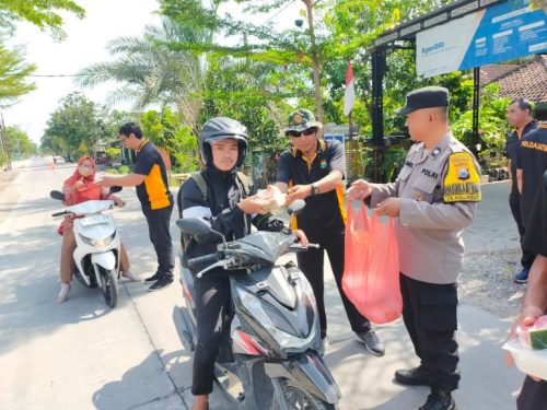 Jumat Berkah, Polsek Kepohbaru Bagikan Nasi Bungkus kepada Warga