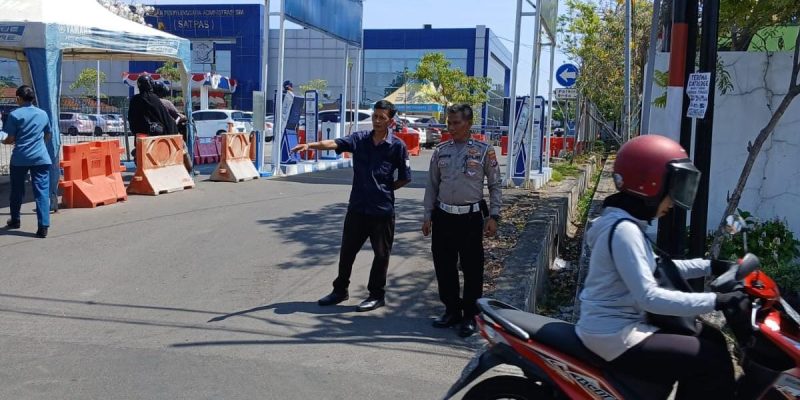 Polisi Rutin Patroli di Depan Satpas Untuk Mengantisipasi Oknum Yang Menawarkan Jasa Pengurusan SIM