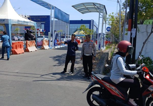 Polisi Rutin Patroli di Depan Satpas Untuk Mengantisipasi Oknum Yang Menawarkan Jasa Pengurusan SIM